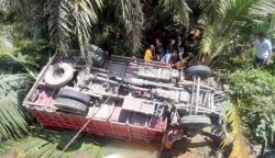 Truk angkut padi terjun ke jurang di Gunung Kapur, Aceh Selatan, Aceh. (Foto: Dok. Ditlantas Polda Aceh)