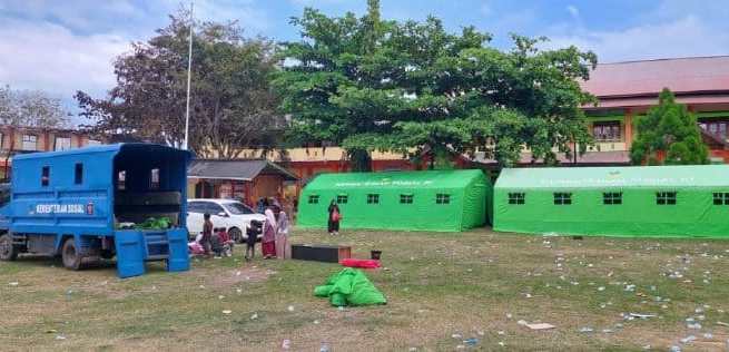Tenda darurat untuk aktivitas belajar sementara santri pasca kebakaran Dayah Babul Maghfirah Cot Keu'eung Kecamatan Kuta Baro, Aceh Besar