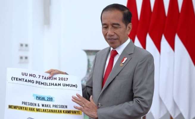 Presiden Joko Widodo menunjukkan kertas besar tentang aturan seorang presiden dan wakil presiden punya hak berkampanye sesuai UU Nomor 7 Tahun 2017 tentang Pemilu, dalam konferensi pers di Istana Bogor, Jum'at (26/1/2024)