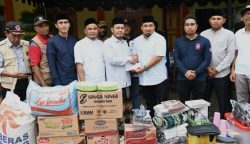 Pj Bupati Aceh Besar Muhammad Iswanto menyerahkan bantuan masa panik kepada Pimpinan Dayah Babul Maghfirah, Ustaz Masrul Aidi di Cot Keu'eung, Kecamatan Kuta Baro, Aceh Besar, Sabtu (27/1)