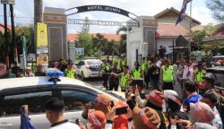 Personel Polresta Banda Aceh di-backup Polda Aceh sukses mengamankan kampanye terbuka calon presiden nomor urut 1 Anies Baswedan di halaman Stadion H Dimurthala Lampineung, Banda Aceh, Sabtu (27/1)