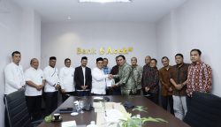 Dirut Bank Aceh Syariah Muhammad Syah menerima hasil audit WTP (Wajar Tanpa Pengecualian) dari Kantor Akuntan Publik Heliantono dan Rekan