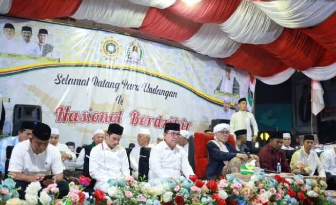 Pemkab Aceh Barat dan unsur Forkopimda menggelar zikir dan doa bersama dengan menggandeng MPTT-I dalam rangka pemilu damai 2024 yang dilaksanakan di jalan nasional bundaran Simpang Pelor, Kota Meulaboh, Ahad malam (28/1)