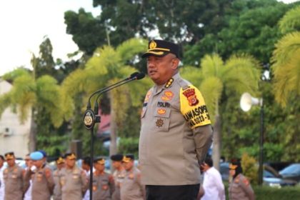 Irwasda Polda Aceh Kombes Pol Muhammad Setyobudi Dwiputro memimpin apel pagi di halaman Mapolda Aceh, Senin (29/1)