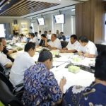 Pj Gubernur Aceh Achmad Marzuki didampingi Kadispora Aceh M. Nasir Syamaun dan Kadis Kominfo Aceh Marwan Nusuf, mengikuti rapat pemantapan persiapan pelaksanaan PON 2024 di KONI Pusat, Senin (29/1)