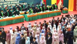 Dekan FK USK Prof Dr dr Maimun Syukri SpPD-KGH FINASIM melakukan pengambilan sumpah dan pelantikan dokter spesialis baru di gedung AAC Dayan Dawood, Selasa (30/1/2024)