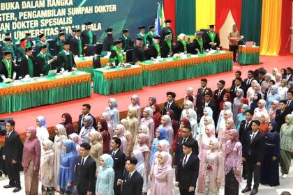 Dekan FK USK Prof Dr dr Maimun Syukri SpPD-KGH FINASIM melakukan pengambilan sumpah dan pelantikan dokter spesialis baru di gedung AAC Dayan Dawood, Selasa (30/1/2024)