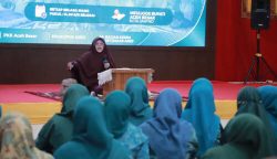 Pengurus TP PKK Aceh Besar dan para PNS Pemkab Aceh Besar mengikuti kajian rutin Halaqah Pengajian TP-PKK Kabupaten Aceh Besar pertemuan ke-41 di Meuligoe Bupati Aceh Besar, Selasa siang (30/1/2024)