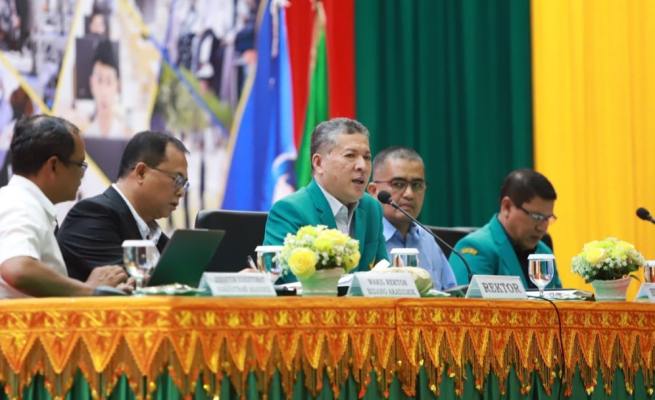 Rektor USK Prof Dr Ir Marwan pada acara sosialisasi SNPMB Tahun 2024 kepada seluruh Sekolah SMA/SMK/MA sederajat seluruh Aceh di Gedung AAC Dayan Dawood, Banda Aceh, Rabu (31/1)