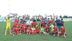 Manajemen Tim PSAB Aceh Besar foto bersama para pemain usai meraih kemenangan dan merebut tiket final Liga 3 Aceh, di Stadion Kota Langsa, Senin sore (29/1/2024)