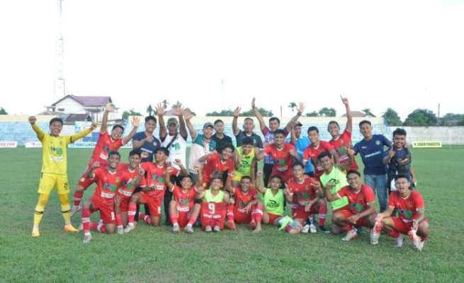 Manajemen Tim PSAB Aceh Besar foto bersama para pemain usai meraih kemenangan dan merebut tiket final Liga 3 Aceh, di Stadion Kota Langsa, Senin sore (29/1/2024)