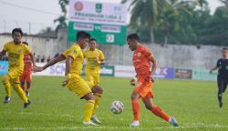 Pemain Persiraja Banda Aceh berebut bola dengan Pemain Semen Padang FC pada pertandingan 12 Besar Liga 2 2023-2024 di Stadion Langsa, Sabtu sore (13/1)
