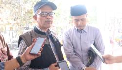 Kadis Sosial Aceh Muslem Yacob didampingi Pimpinan Dayah Babul Maghfirah Ustaz Masrul Aidi Lc di lokasi musibah kebakaran, Cot Keu'eung Kecamatan Kuta Baro, Aceh Besar, Kamis (25/1)