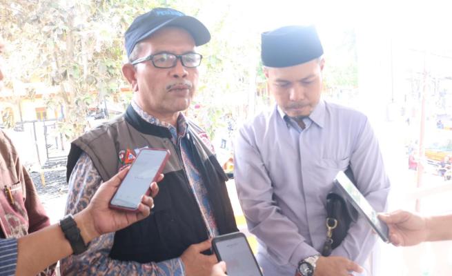 Kadis Sosial Aceh Muslem Yacob didampingi Pimpinan Dayah Babul Maghfirah Ustaz Masrul Aidi Lc di lokasi musibah kebakaran, Cot Keu'eung Kecamatan Kuta Baro, Aceh Besar, Kamis (25/1)
