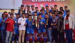Ketum PSSI Aceh Nazir Adam menyerahkan piala kepada PSBL Langsa sebagai Liga 3 zona Aceh musim 2023/2024, setelah mengalahkan PSAB Aceh Besar lewat drama adu penalti di Stadion Langsa, Rabu sore (31/1)