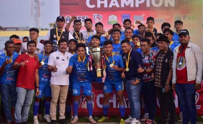 Ketum PSSI Aceh Nazir Adam menyerahkan piala kepada PSBL Langsa sebagai Liga 3 zona Aceh musim 2023/2024, setelah mengalahkan PSAB Aceh Besar lewat drama adu penalti di Stadion Langsa, Rabu sore (31/1)