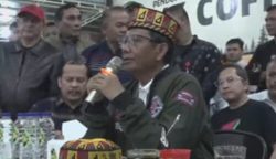 Cawapres nomor urut 3 Mahfud MD menggelar acara diskusi "Tabrak Prof" di MZ Coffe Lampriet, Kota Banda Aceh, Rabu malam (31/1)