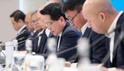 Direktur Utama BSI Hery Gunardi didampingi direksi memberikan keterangan pers terkait kinerja triwulan IV/2023 BSI, Kamis (1/2)