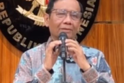 Menko Polhukam yang juga calon wakil presiden nomor urut 3 Mahfud MD menyerahkan surat pengunduran diri ke Presiden Jokowi di Istana Kepresidenan Jakarta, Kamis (1/2)