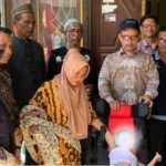 Kadis Sosial Aceh Muslem Yacob menyerahkan kursi roda kepada bocah penderita Cerebral Palsy di Panteraja, Pidie Jaya, Kamis (1/2)