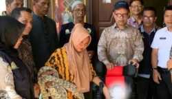 Kadis Sosial Aceh Muslem Yacob menyerahkan kursi roda kepada bocah penderita Cerebral Palsy di Panteraja, Pidie Jaya, Kamis (1/2)