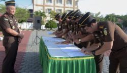 Penandatanganan Zona Integritas Wilayah Bebas Korupsi (WBK) dan Wilayah Birokrasi Bersih Melayani (WBBM) tahun 2024 di halaman kantor Kejati Aceh, Senin (5/2)