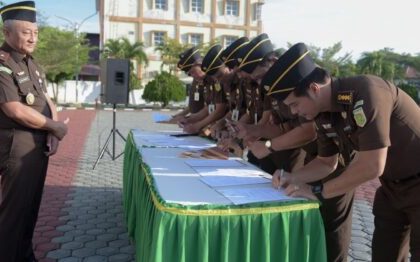 Penandatanganan Zona Integritas Wilayah Bebas Korupsi (WBK) dan Wilayah Birokrasi Bersih Melayani (WBBM) tahun 2024 di halaman kantor Kejati Aceh, Senin (5/2)