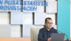 Kepala BPS Aceh Ahmadriswan Nasution menyampaikan pertumbuhan ekonomi Aceh tahun 2023, di Kantor BPS Aceh, Senin (5/2/2024)