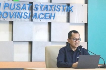 Kepala BPS Aceh Ahmadriswan Nasution menyampaikan pertumbuhan ekonomi Aceh tahun 2023, di Kantor BPS Aceh, Senin (5/2/2024)