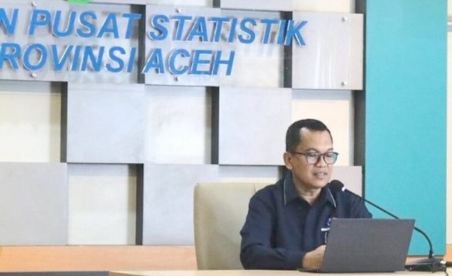 Kepala BPS Aceh Ahmadriswan Nasution menyampaikan pertumbuhan ekonomi Aceh tahun 2023, di Kantor BPS Aceh, Senin (5/2/2024)