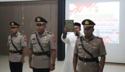 Kapolresta Banda Aceh Kombes Pol Fahmi Irwan Ramli memimpin sertijab Kasat Tahti dan Kapolsek Darussalam di Aula Machdum Sakti, Senin sore (5/2/2024)