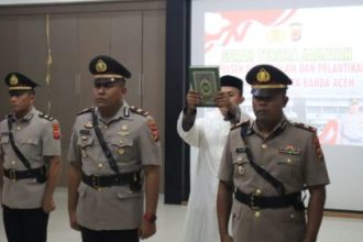 Kapolresta Banda Aceh Kombes Pol Fahmi Irwan Ramli memimpin sertijab Kasat Tahti dan Kapolsek Darussalam di Aula Machdum Sakti, Senin sore (5/2/2024)