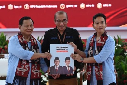 Ketua KPU RI Hasyim Asyari (tengah) diberi sanksi melanggar kode etik oleh DKPP, Senin (5/2) karena menerima pendaftaran dan meloloskan Gibran Rakabuming Raka sebagai calon wakil presiden
