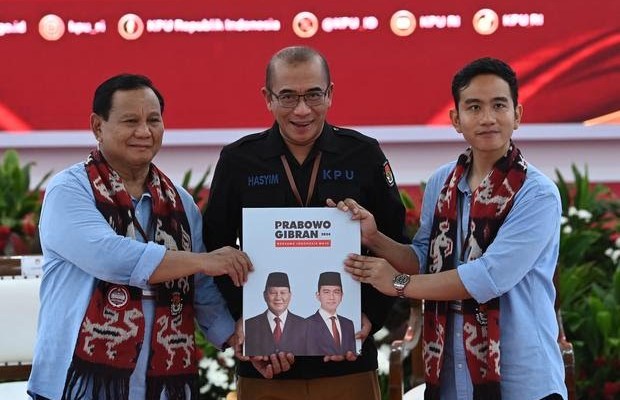 Ketua KPU RI Hasyim Asyari (tengah) diberi sanksi melanggar kode etik oleh DKPP, Senin (5/2) karena menerima pendaftaran dan meloloskan Gibran Rakabuming Raka sebagai calon wakil presiden