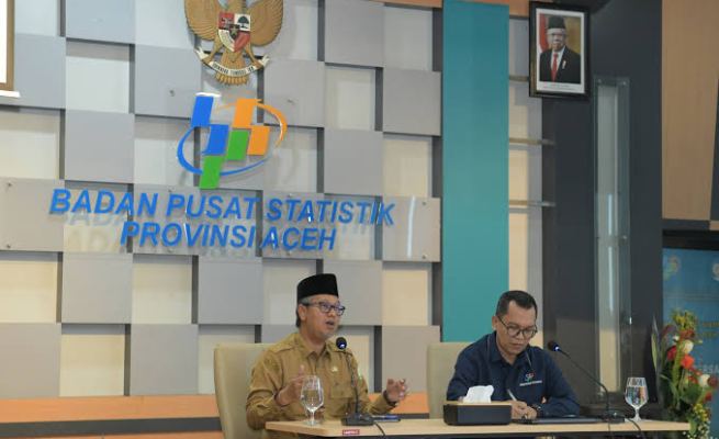 Asisten Administrasi Umum Sekda Aceh Dr H Iskandar AP SSos MSi didampingi Kepala BPS Aceh Ahmadriswan Nasution saat menghadiri Rilis Berita Statistik Pertumbuhan Ekonomi Aceh 2023, di Aula BPS Aceh, Banda Aceh, Senin (5/2)