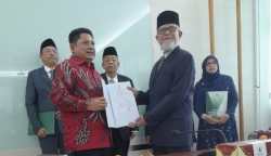 Dirjen Pendidikan Islam Kemenag RI Prof Dr Ali Ramdhani menyerahkan KMA Profesor/Guru Besar Bidang Ilmu Fikih Siyasah kepada Dr Tgk Hasanuddin Yusuf Adan MCL MA di Ruang Sidang Senat Gedung Rektorat Lt 4, Kampus 3 UIN Walisongo Semarang, Sabtu (3/2)