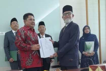 Dirjen Pendidikan Islam Kemenag RI Prof Dr Ali Ramdhani menyerahkan KMA Profesor/Guru Besar Bidang Ilmu Fikih Siyasah kepada Dr Tgk Hasanuddin Yusuf Adan MCL MA di Ruang Sidang Senat Gedung Rektorat Lt 4, Kampus 3 UIN Walisongo Semarang, Sabtu (3/2)