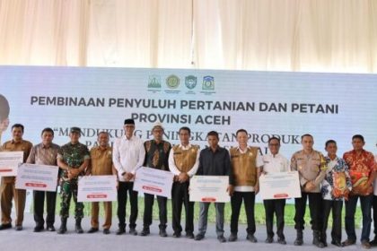 Mentan Amran Sulaiman menyerahkan bantuan pertanian Rp170,98 miliar untuk Aceh pada acara pembinaan petani dan penyuluh se-Aceh di Desa Deunong, Darul Imarah, Aceh Besar, Aceh, Selasa (6/2/2024)