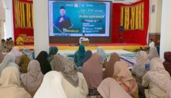 Pimpinan Dayah Babul Maghfirah Ustaz Tgk H Masrul Aidi Lc mengisi pengajian rutin yang dilaksanakan pengurus TP-PKK Aceh Besar di Meuligoe Bupati Aceh Besar, Selasa siang (6/2)