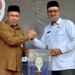 Penyerahan piala bergilir kepada MTsN 1 Model Banda Aceh sebagai Juara Umum tingkat SMP/MTs Flash Predominance 2024 SMAN Modal Bangsa