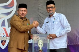Penyerahan piala bergilir kepada MTsN 1 Model Banda Aceh sebagai Juara Umum tingkat SMP/MTs Flash Predominance 2024 SMAN Modal Bangsa