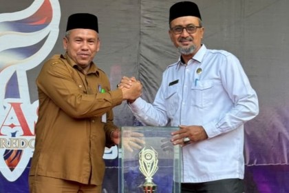 Penyerahan piala bergilir kepada MTsN 1 Model Banda Aceh sebagai Juara Umum tingkat SMP/MTs Flash Predominance 2024 SMAN Modal Bangsa