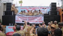Tuntutan Kepala Desa beberapa hari terakhir di gedung DPR RI akhirnya dikabulkan. Masa jabatan Kades diperpanjang menjadi 8 tahun dengan batas maksimal 2 periode