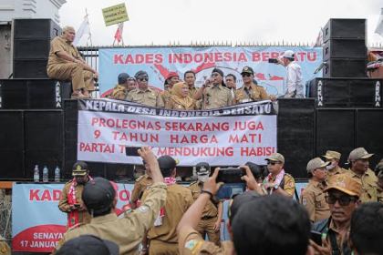 Tuntutan Kepala Desa beberapa hari terakhir di gedung DPR RI akhirnya dikabulkan. Masa jabatan Kades diperpanjang menjadi 8 tahun dengan batas maksimal 2 periode