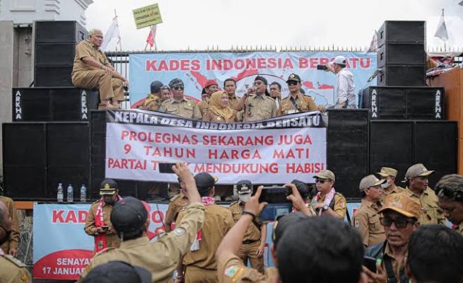 Tuntutan Kepala Desa beberapa hari terakhir di gedung DPR RI akhirnya dikabulkan. Masa jabatan Kades diperpanjang menjadi 8 tahun dengan batas maksimal 2 periode