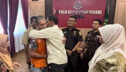 Kajari Bireuen Munawal Hadi SH MH menyaksikan upaya perdamaian atas kasus penganiayaan oleh tersangka ZA dengan korban A, keduanya abang dan adik ipar terkait utang piutang