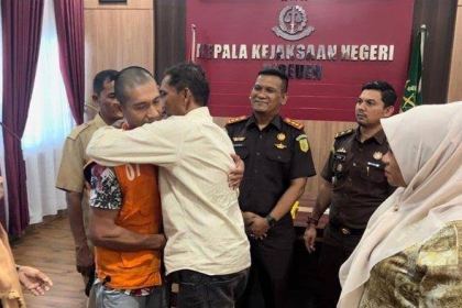 Kajari Bireuen Munawal Hadi SH MH menyaksikan upaya perdamaian atas kasus penganiayaan oleh tersangka ZA dengan korban A, keduanya abang dan adik ipar terkait utang piutang