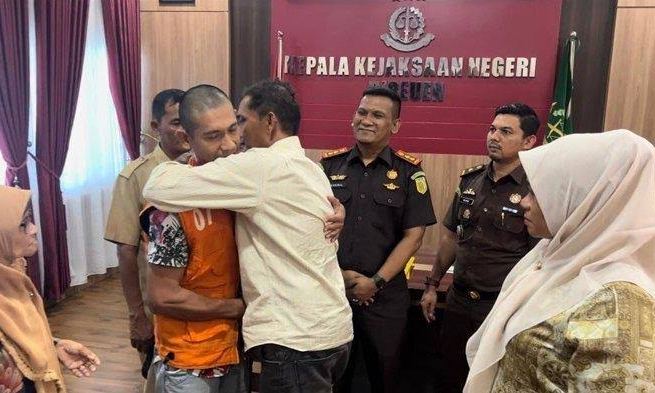 Kajari Bireuen Munawal Hadi SH MH menyaksikan upaya perdamaian atas kasus penganiayaan oleh tersangka ZA dengan korban A, keduanya abang dan adik ipar terkait utang piutang