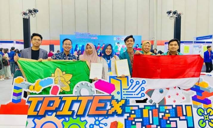 Mahasiswa USK menorehkan prestasi membanggakan, dengan membawa pulang dua medali dari ajang Bangkok International Intellectual Property, Invention, Innovation and Technology Exposition (IPITEx) 2024 di Thailand | INFOACEH.net Mahasiswa USK menorehkan prestasi membanggakan, dengan membawa pulang dua medali dari ajang Bangkok International Intellectual Property, Invention, Innovation and Technology Exposition (IPITEx) 2024 di Thailand