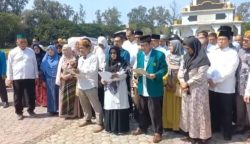 Civitas akademika Universitas Syiah Kuala mengeluarkan pernyataan sikap dii Lapangan Tugu, Darussalam, Banda Aceh, Jum'at siang (9/2)